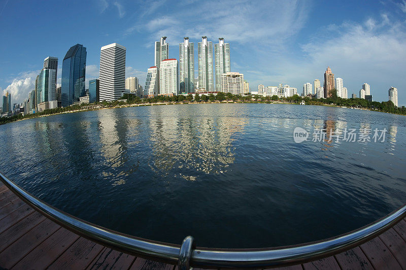 泰国，曼谷的城市景观反映在水鱼眼的形象