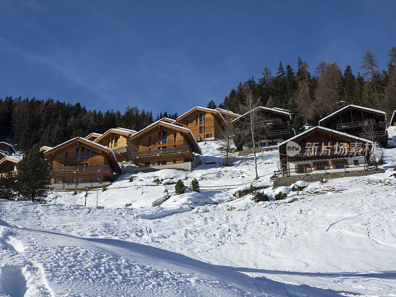 雪覆盖的瑞士高山小屋和村庄