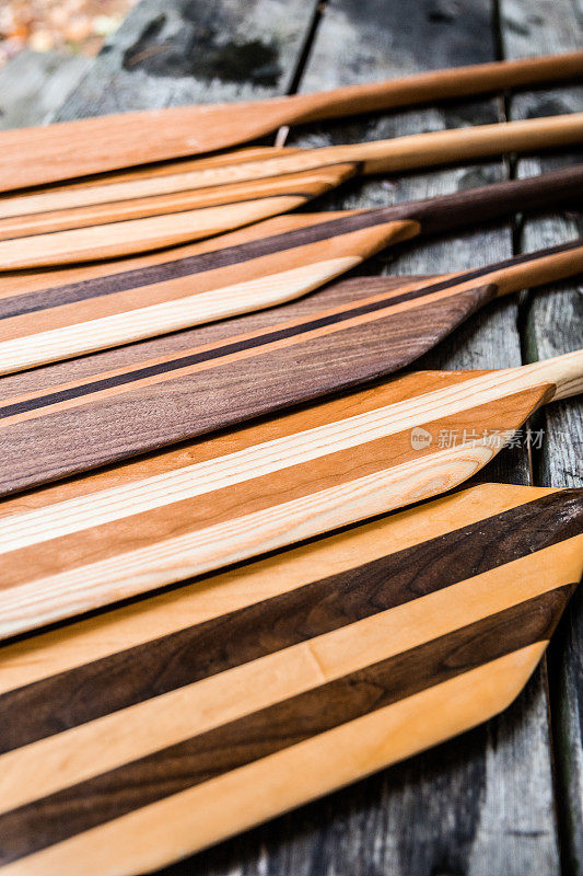 各种木制独木舟桨