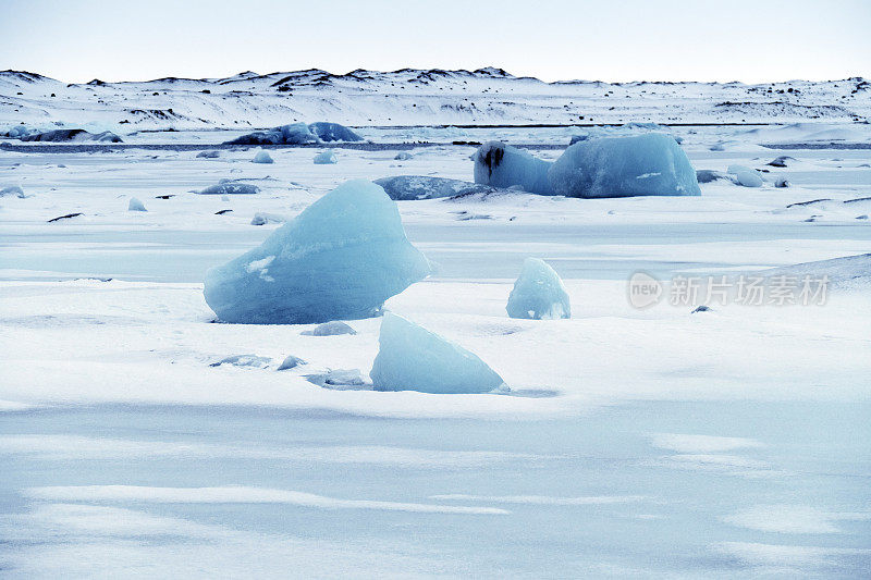 冰岛冬天结冰的Jokulsarlon冰川泻湖