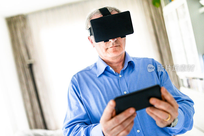 人与一个控制台和一个虚拟现实模拟器游戏