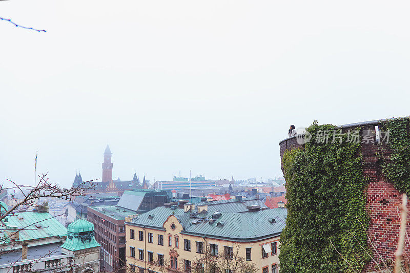 女游客享受旅行;Kärnan瑞典赫尔辛堡城堡