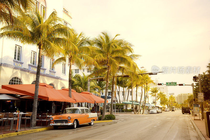 迈阿密海滩海洋大道的古董车