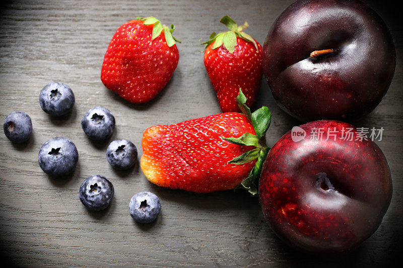 草莓，李子，黑莓，蓝莓
