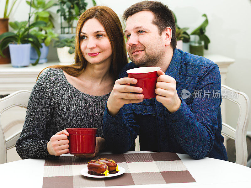 男男女女一边喝茶一边看别处