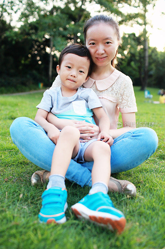 亚洲母亲和儿子快乐