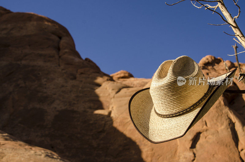 沙漠上的牛仔帽