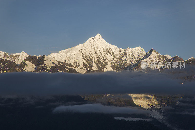 中国香格里拉，梅里雪山，日出。