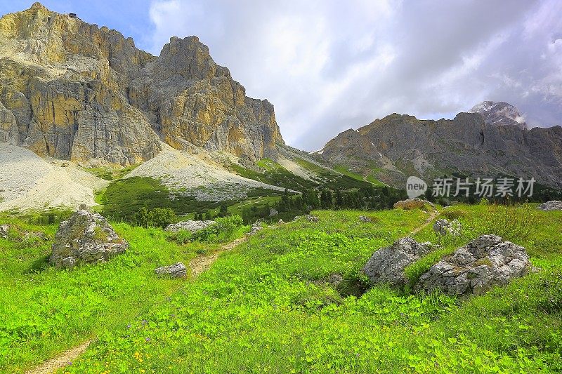 田园诗般的Falzarego山口和Lagazuoi顶峰山脉在春天，戏剧性的全景和雄伟的白云石，意大利泰洛阿尔卑斯山