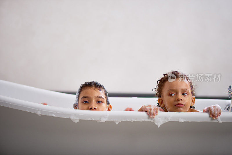 两个在浴缸里玩的小孩