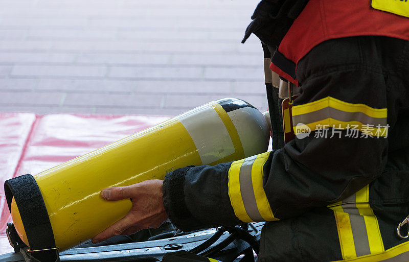 消防队员使用的氧气瓶