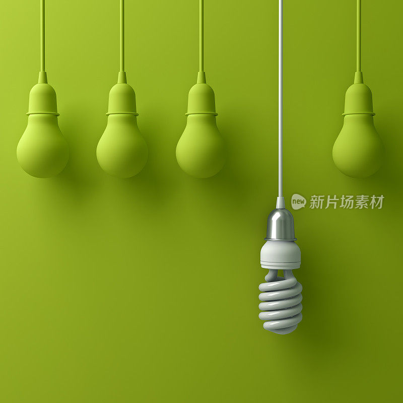 一个不同于传统白炽灯泡的悬挂型节能灯泡，在绿色的背景下，带有阴影，个性和不同的创意理念。三维渲染