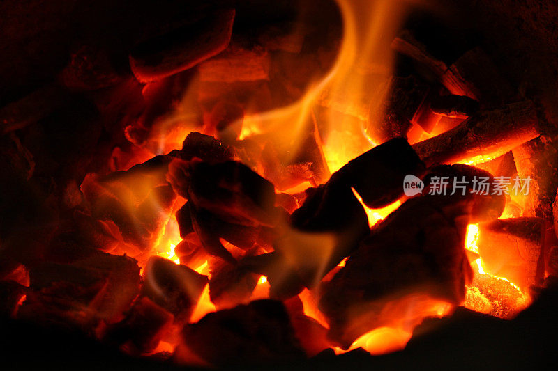 火中燃烧着炽热的木炭。