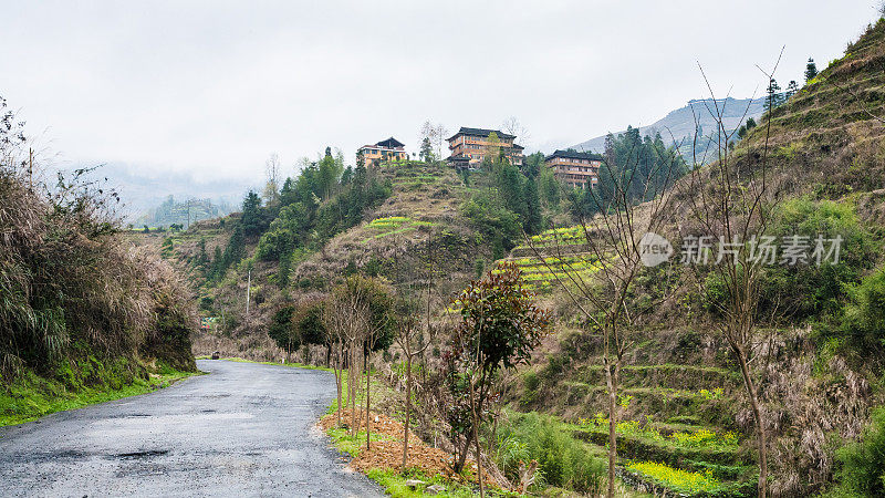 潮湿的道路和大寨村的景色