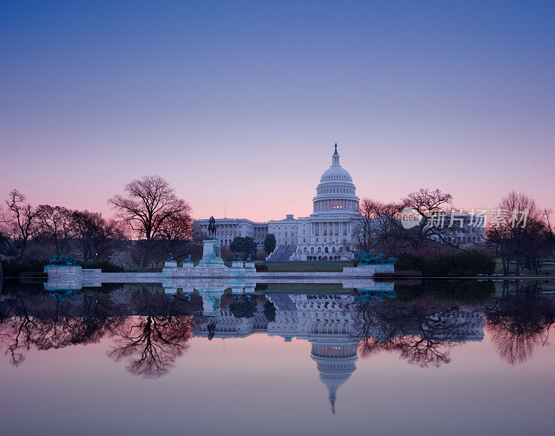 华盛顿国会大厦穹顶后的日出