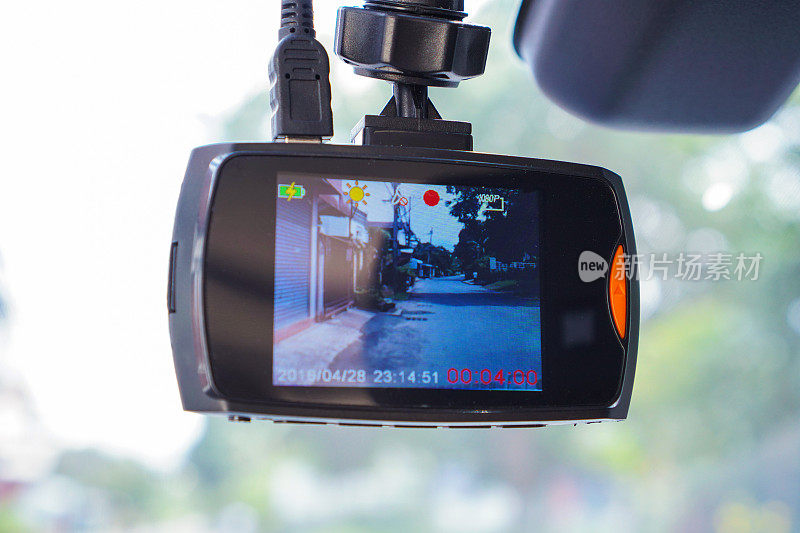 行车监控摄像头，保证行车安全。相机态记录器
