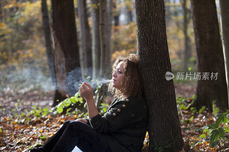 一个女人在树林里抽烟