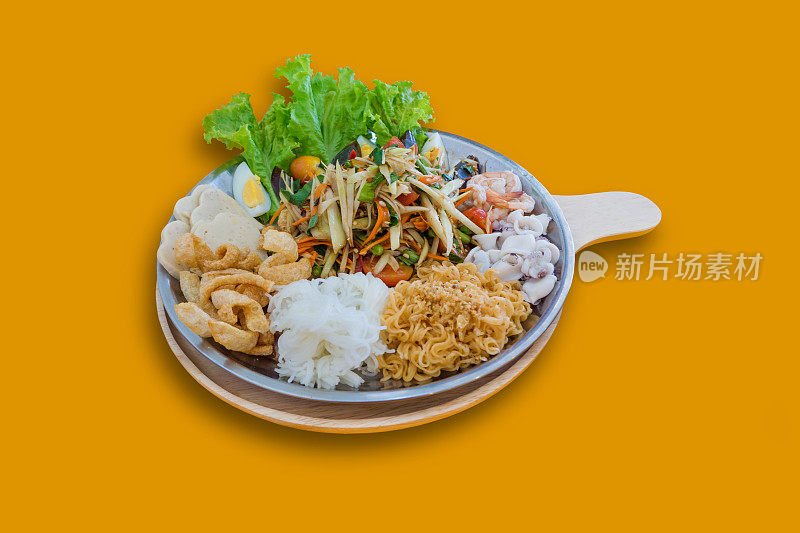 一套木瓜沙拉泰国食物在巨大的托盘与配菜。