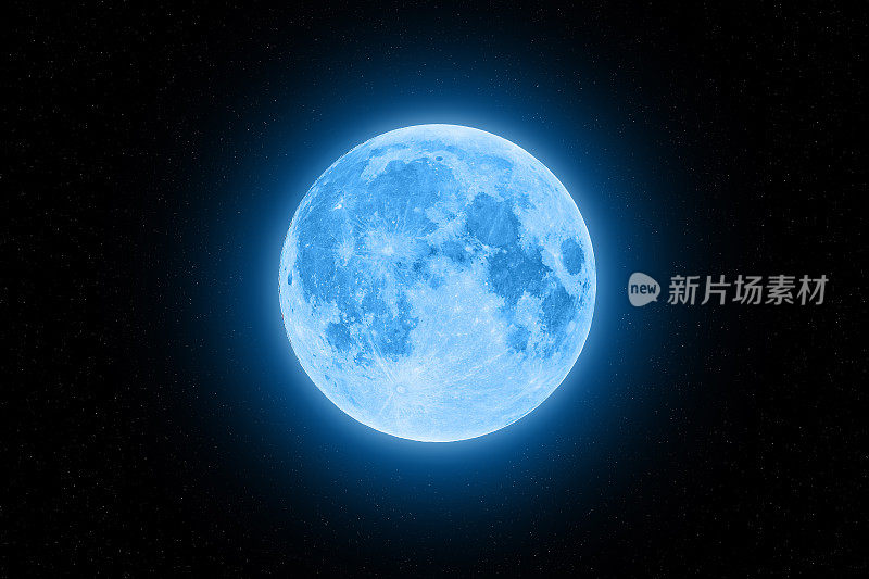 蓝色的超级月亮在黑色的背景上散发着蓝色的光晕
