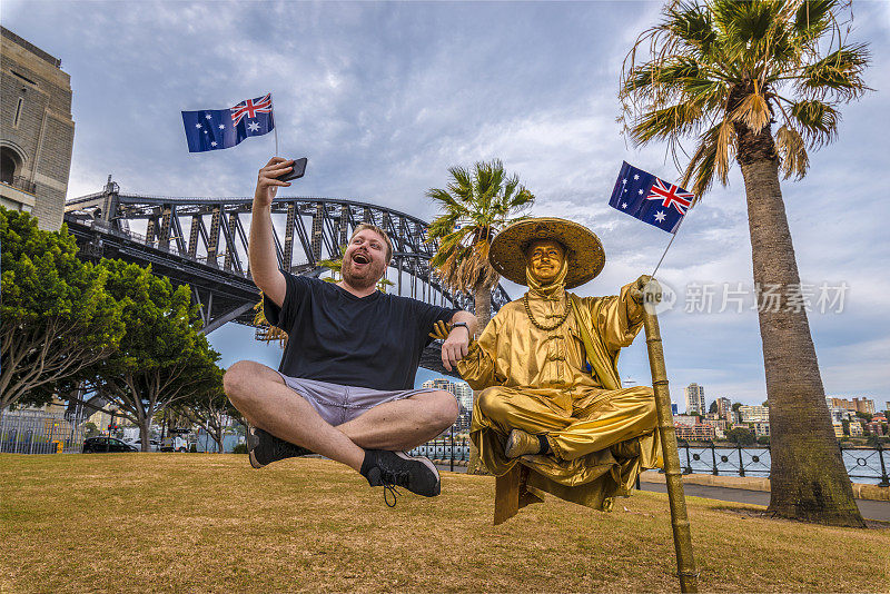 在澳大利亚悉尼海港大桥附近，与世界上最伟大的悬浮艺术家之一自拍