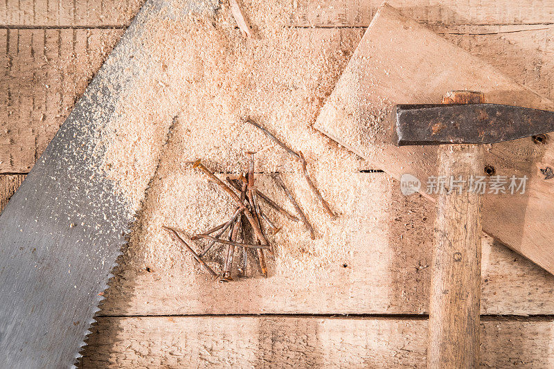 木工工具躺在木头表面的锤子锯钉子与文字的空间