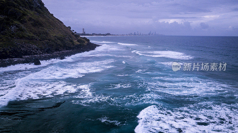 沿海岸的海浪鸟瞰图