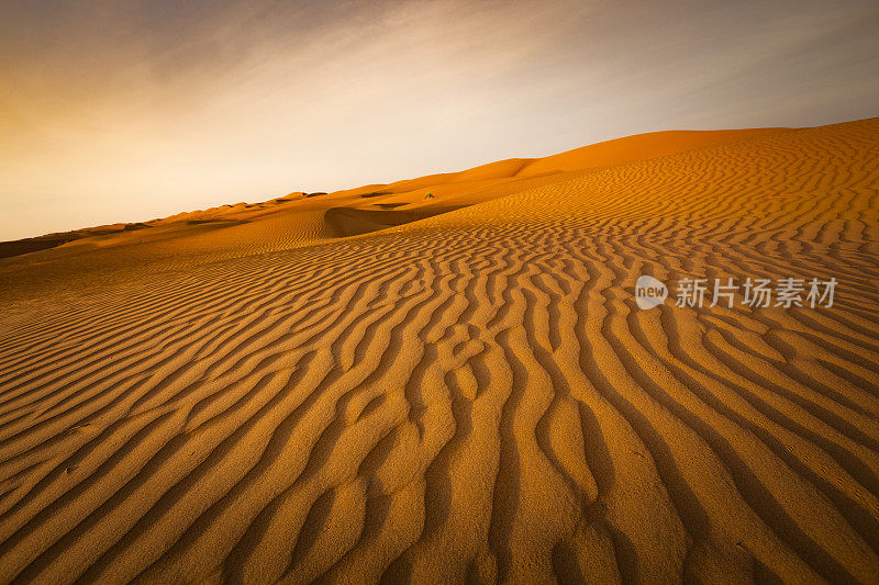 波浪式沙漠景观，阿曼