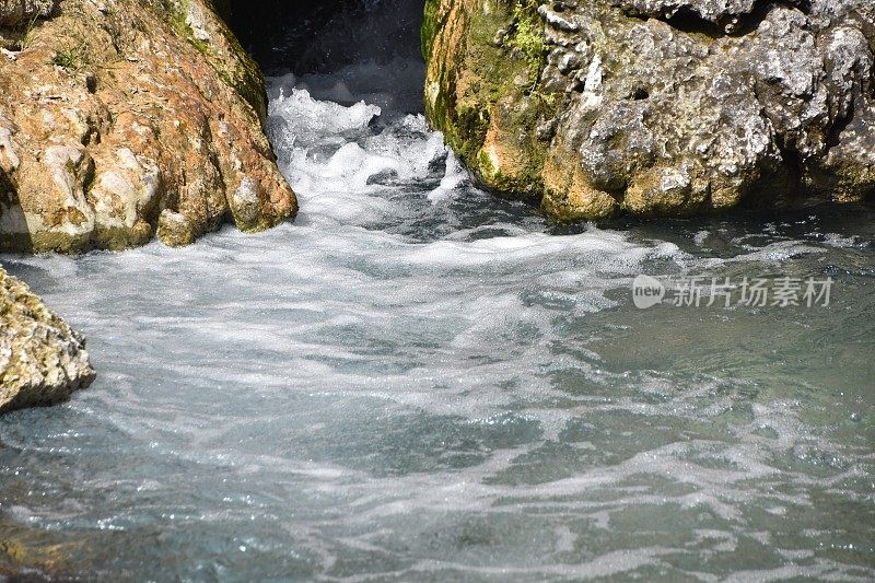 湍急的水流通过岩石之间狭窄的通道