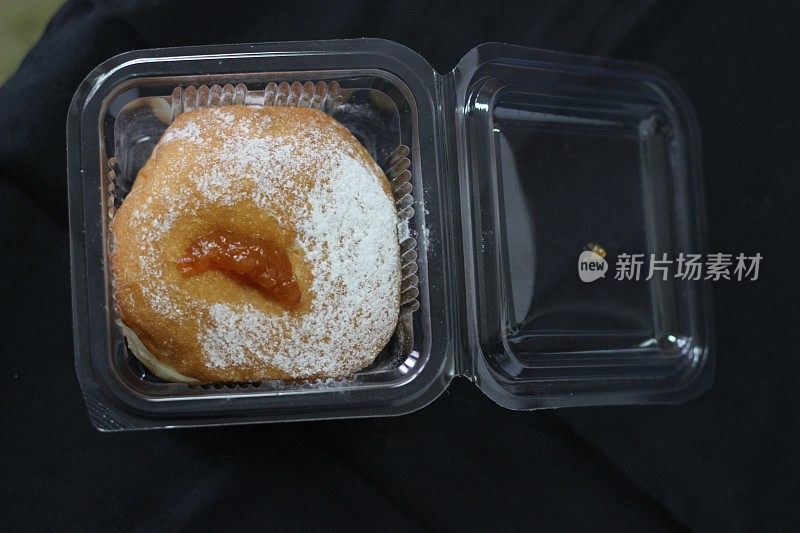 用一次性塑料包装的甜甜圈