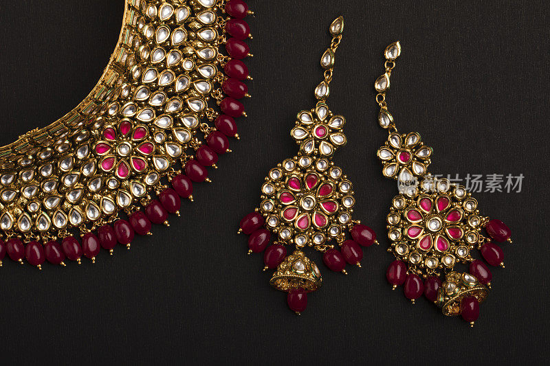 传统印度金项链与耳环