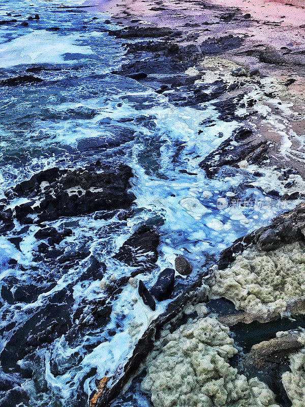 岩石和海泡沫，班特里湾，开普敦，南非