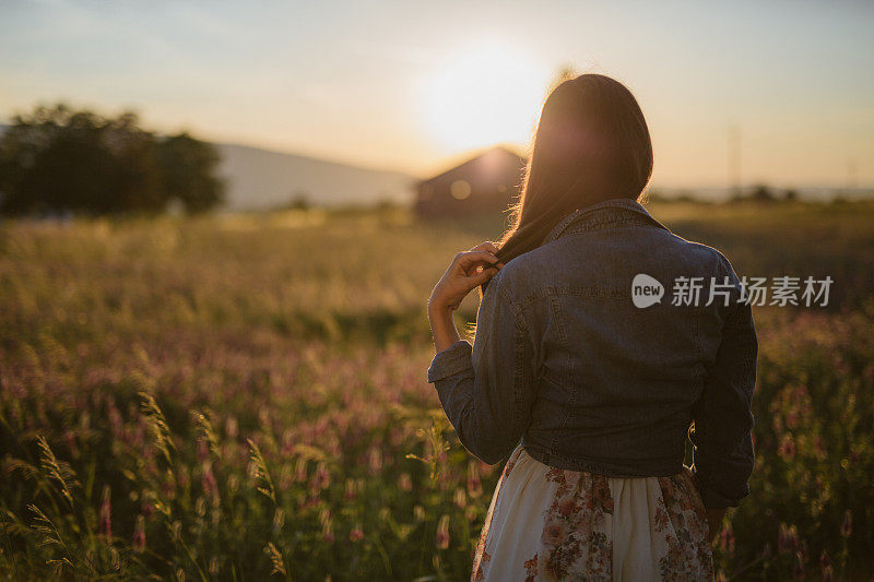 日落时分，在花圃里的女人