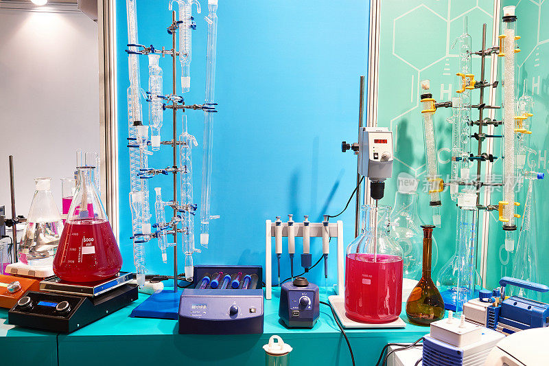化学实验室用烧瓶、滴定管和振动筛