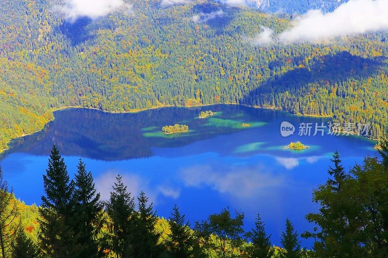 鸟瞰图美丽的田园诗般的Eibsee高山绿松色湖泊反射在金色的日出，从上面的Zugspitze山峰-戏剧性和雄伟的风景在巴伐利亚阿尔卑斯，金色的秋天-加米施，巴伐利亚，德国