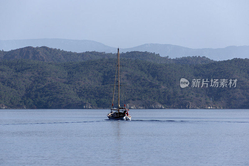 在土耳其穆格拉的波德鲁姆湾，传统的帆船在蓝色之旅中航行