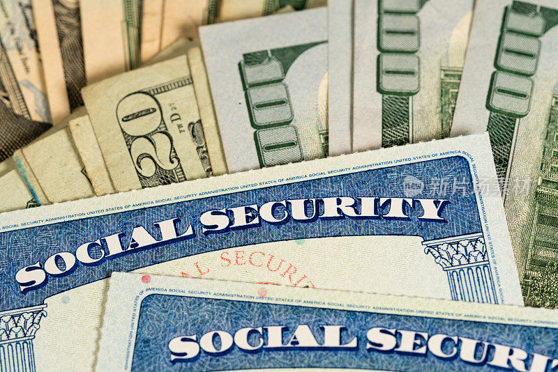 美国的社会保障卡被印在美钞上