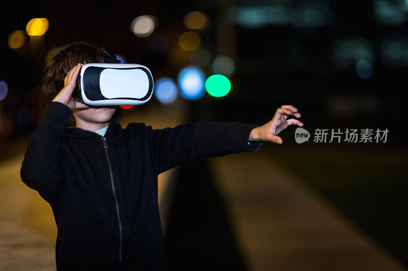 男孩在街上测试虚拟现实和增强现实