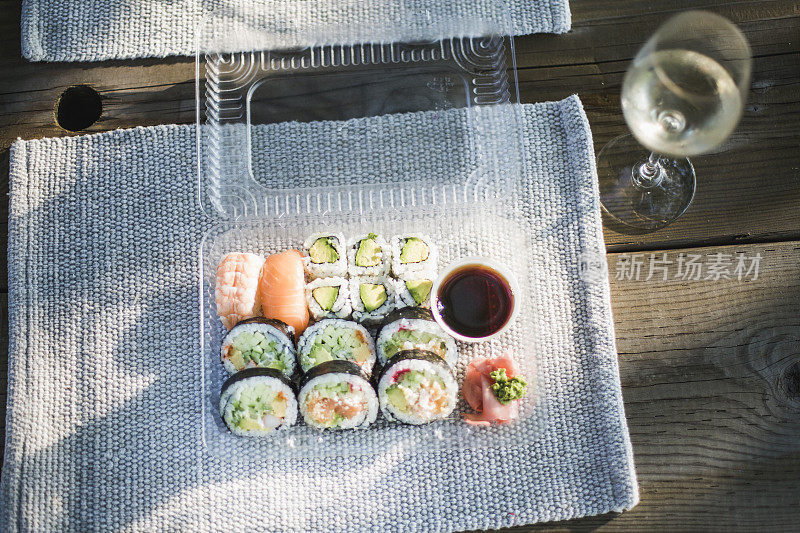 野餐用的塑料盒子里的寿司