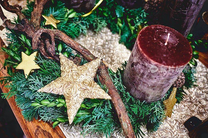 圣诞装饰，复古的外观:星星和烛台周围的松树