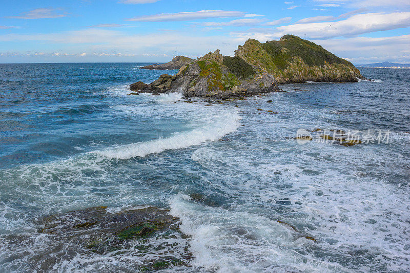 多岩石的海岸线