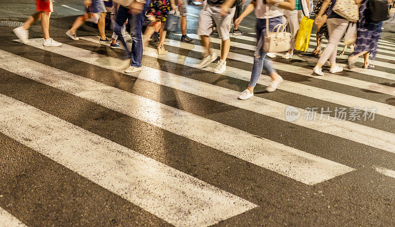 行人晚上在十字路口过马路