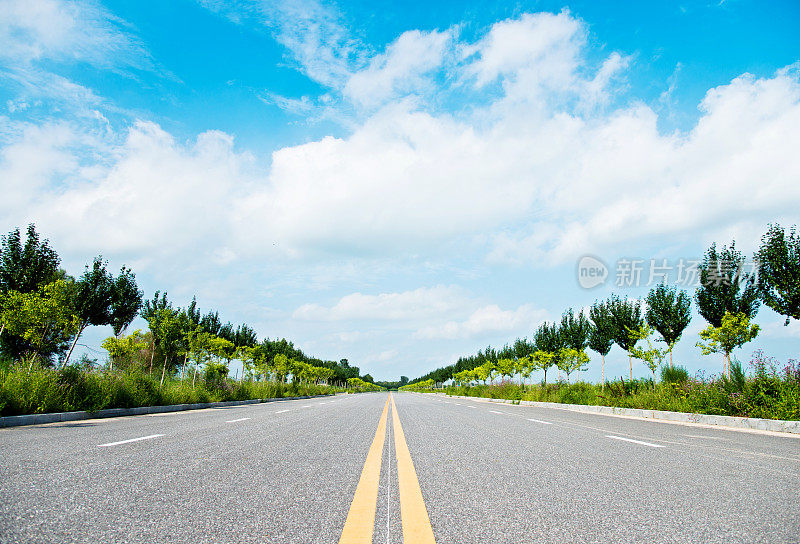 空的柏油路