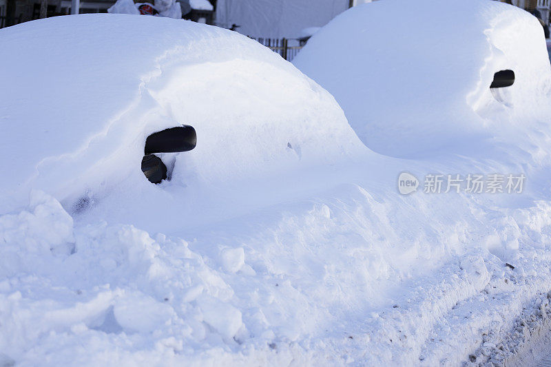 蒙特利尔的街道，汽车被雪覆盖