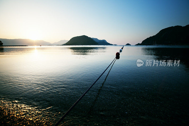 美丽的早晨海景与山的背景。Marmaris。火鸡