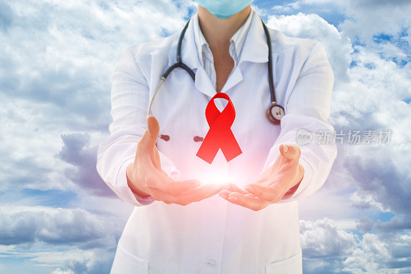 艾滋病红丝带在医生手上。