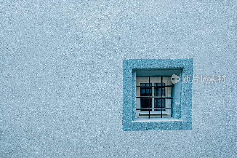 旧的蓝色墙壁背景与窗户