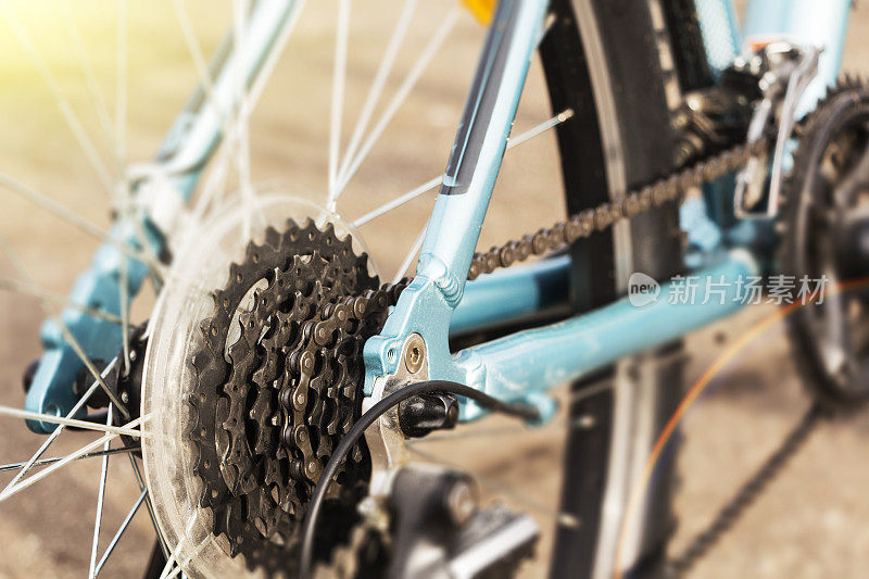 一个自行车齿轮机构和链条的特写山地车的后轮。