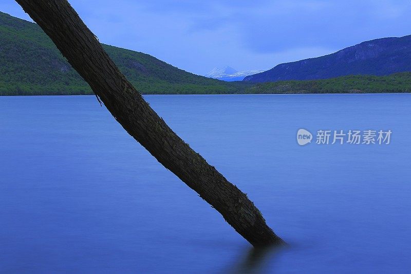 模糊的海湾水-长期暴露乌斯怀亚景观-火地岛，阿根廷