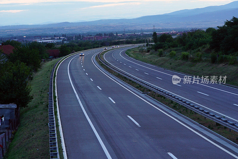 高速公路上很少有汽车行驶