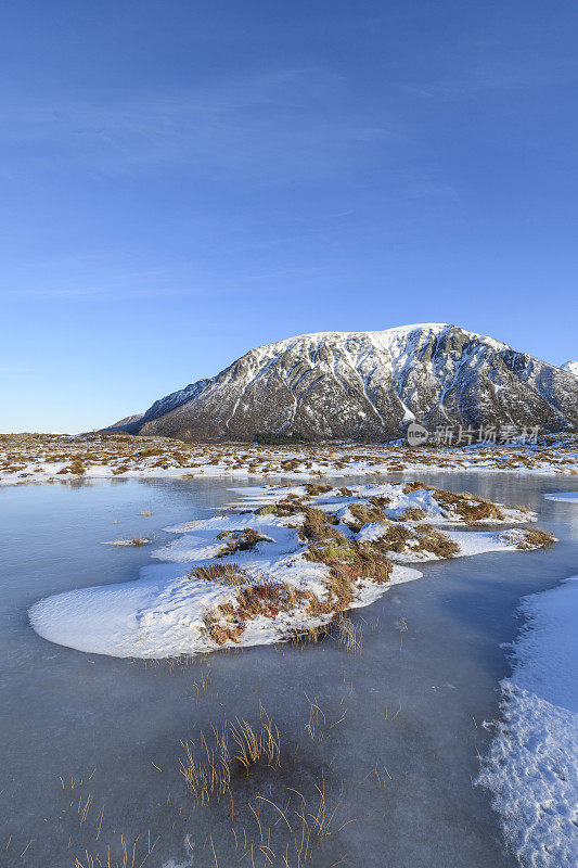 罗弗敦的Austvagoya岛冬天的雪景